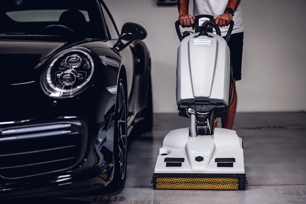 uklid-autosalonu-myci-stroj-lindhaus-showroom